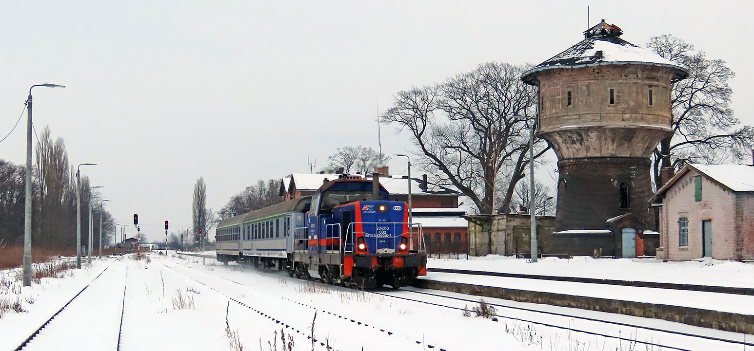 Dworzec kolejowy w Racławicach Śląskich - zimowa sceneria i przejazd pociągu Intercity TLK Kormoran relacji Olsztyn-Warszawa-Katowice-Polanica Zdrój