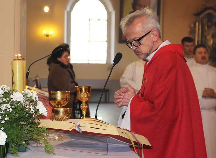 Proboszcz ks. Turczyn w czasie sprawowania Eucharystii.