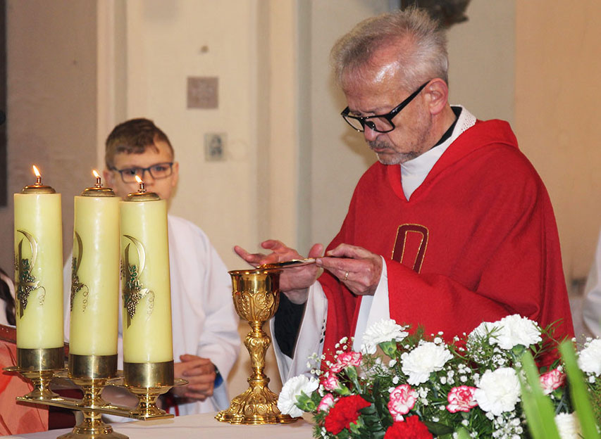 Proboszcz ks. Turczyn w czasie sprawowania Eucharystii.